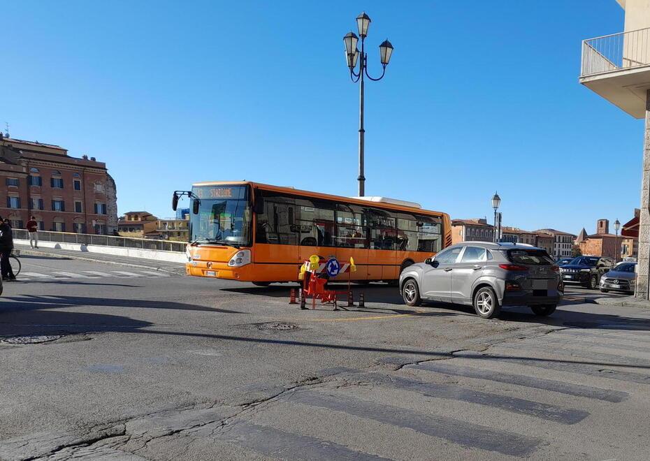 La piccola rotatoria all’incrocio tra lungarno Mediceo e via Santa Marta
