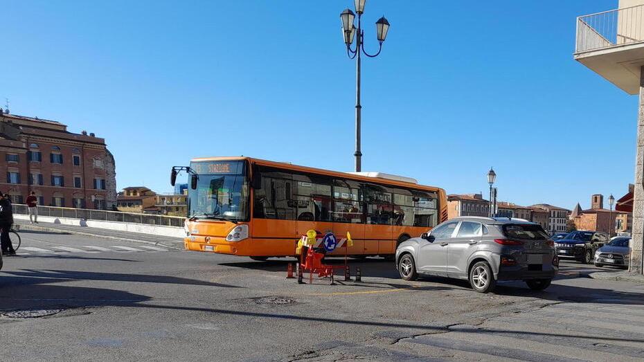 La piccola rotatoria all’incrocio tra lungarno Mediceo e via Santa Marta