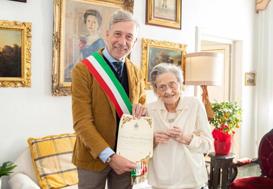 L’assessore Adolfo Bellucci consegna la pergamena alla centenaria Maria Grazia Comparini