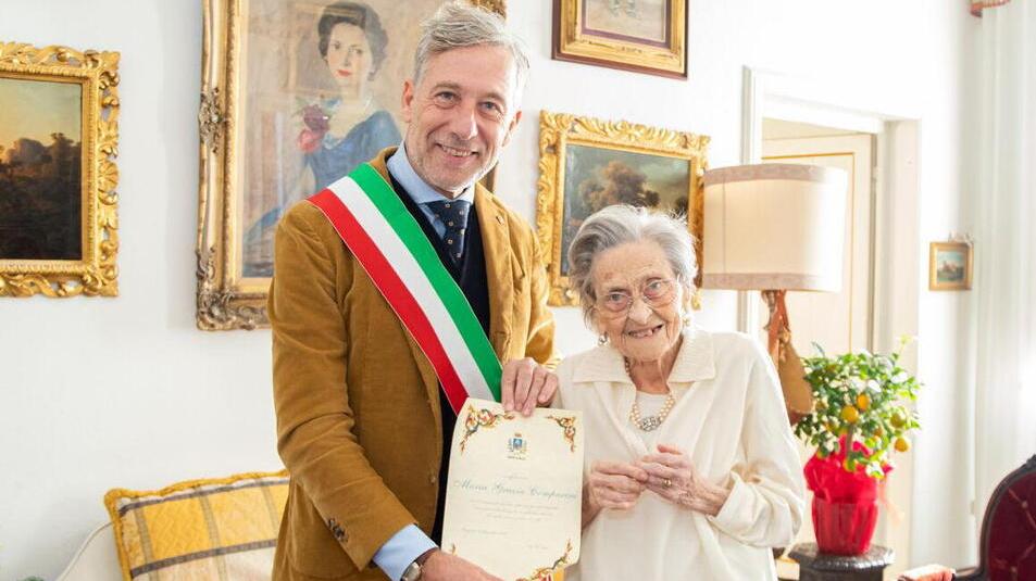 L’assessore Adolfo Bellucci consegna la pergamena alla centenaria Maria Grazia Comparini