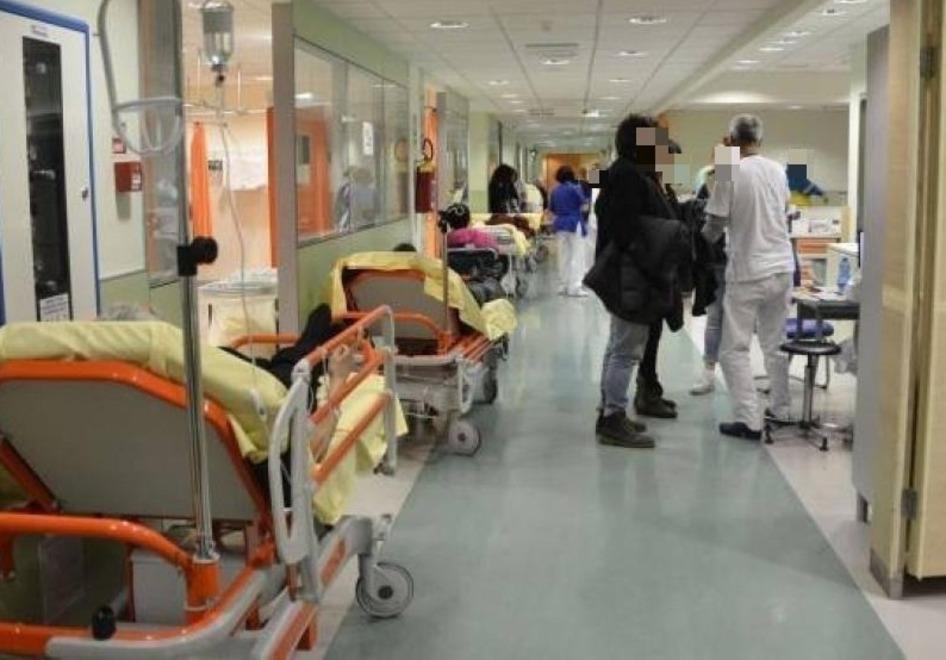 Pistoia, al pronto soccorso si fa la fila: «Attese di 48 ore in barella»