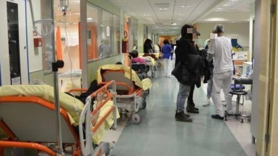 Pistoia, al pronto soccorso si fa la fila: «Attese di 48 ore in barella»