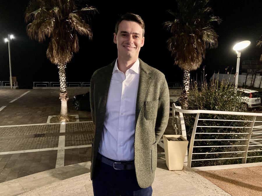 Cecina Federico Fulceri (candidato a sindaco di Cecina 2024 con la lista Cecina Cresce) sulla terrazza del Gran Caf¨ di Marina