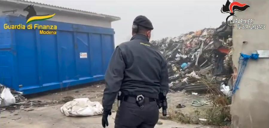 Modena, traffico illecito di rifiuti e inquinamento ambientale: sequestrate due discariche a cielo aperto, sette misure cautelari