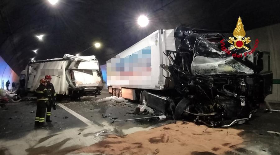 Incidente tra tre tir, chiuso tratto dell’A1 verso Firenze