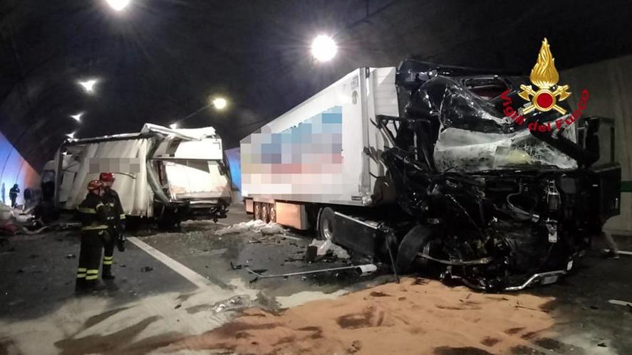 Incidente tra tre tir, chiuso tratto dell’A1 verso Firenze