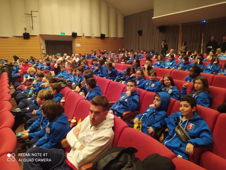 La scuola calcio dello Sporting Scandiano si ritrova al Cinema Boiardo: “Teniamo vivi i luoghi della comunità”