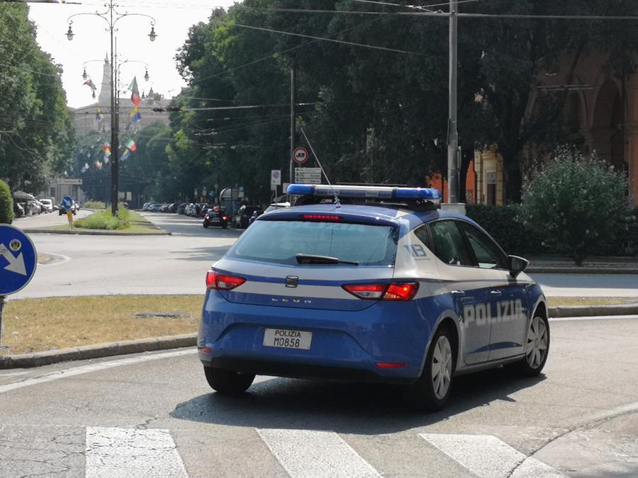 Modena, rapinò una profumeria minacciando la commessa con una pistola: 39enne arrestato