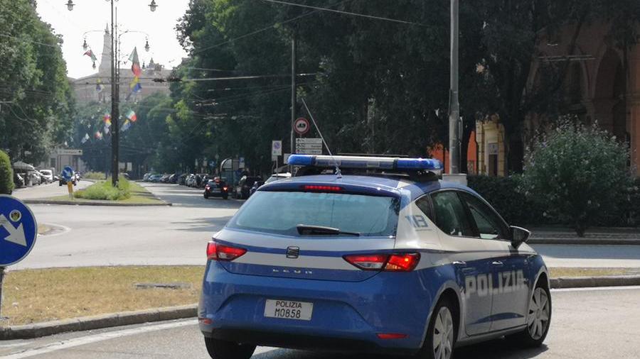 Modena, rapinò una profumeria minacciando la commessa con una pistola: 39enne arrestato