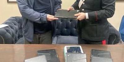Livorno, rubarono nove tablet alle Pistelli: arrestati in due