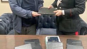 Livorno, rubarono nove tablet alle Pistelli: arrestati in due