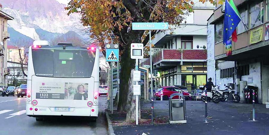 
	Un autobus di Autolinee Toscana nel luogo in cui sono accaduti i fatti (foto Matelli/Cuffaro)

