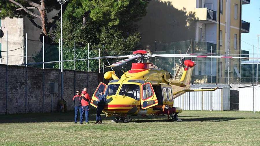 Carrara, cade pezzo di gru su un piede: grave 37enne
