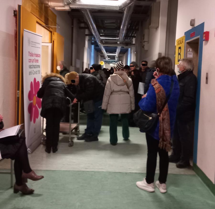 Ferrara. Open Day antiCovid, in centinaia in fila per il vaccino