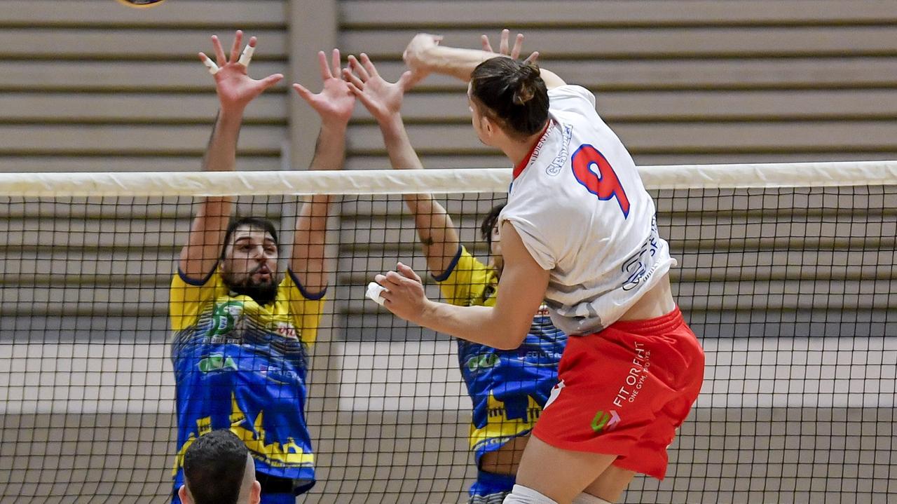 Gavazzi in volo al PalaBastia (foto Masini/Franco Silvi)