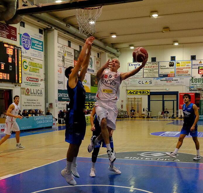 Giovanni Bruni a canestro (foto Michele Falorni/Silvi)