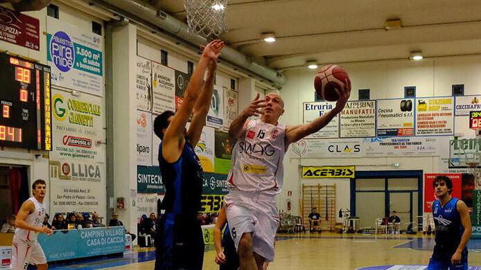 Giovanni Bruni a canestro (foto Michele Falorni/Silvi)