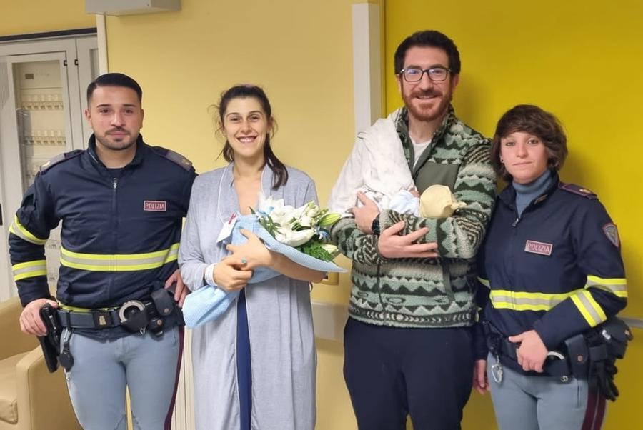 Donna incinta bloccata nel traffico, la polizia stradale la scorta fino a Cona