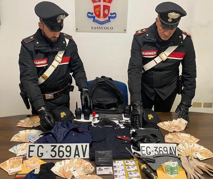 Finti carabinieri in divisa truffano una coppia di anziani a Castelnuovo e scappano sull’auto rubata con targa falsa, investendo un vero carabiniere: due arrestati