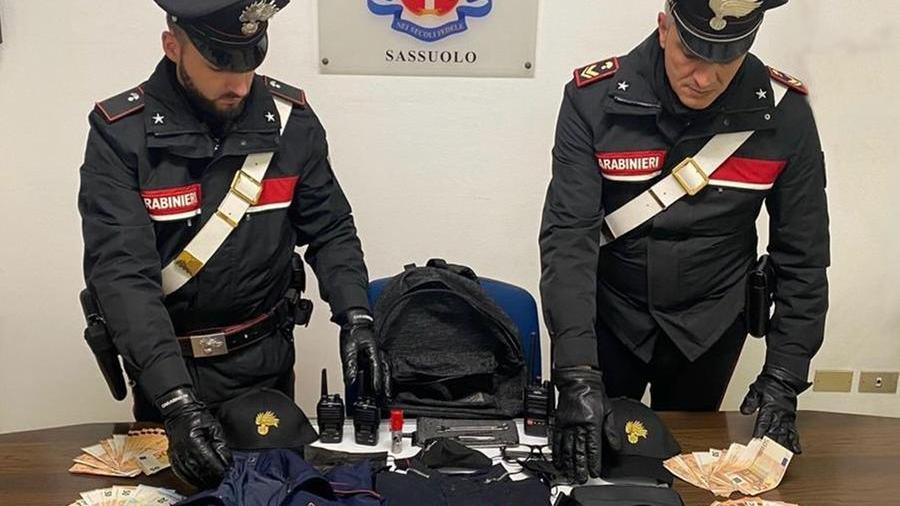 Finti carabinieri in divisa truffano una coppia di anziani a Castelnuovo e scappano sull’auto rubata con targa falsa, investendo un vero carabiniere: due arrestati