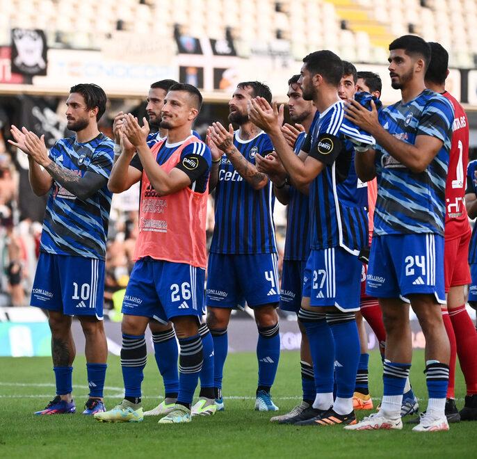 Il gruppo nerazzurro che rIsponde all’applauso dei tifosi