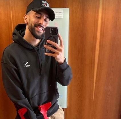 Nico Gonzalez in ascensore a Budapest poco prima del ritorno a Firenze