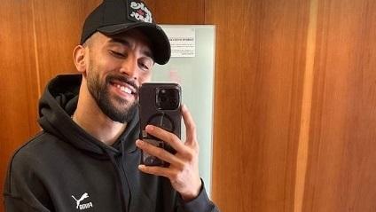 Nico Gonzalez in ascensore a Budapest poco prima del ritorno a Firenze