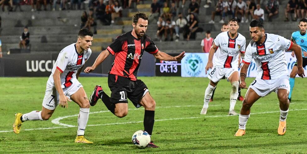Il mediano rossonero palla al piede nella sfida interna contro il Gubbio (foto Sermacchioli)