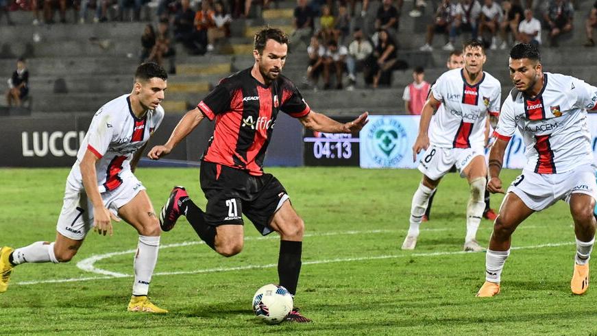 Il mediano rossonero palla al piede nella sfida interna contro il Gubbio (foto Sermacchioli)