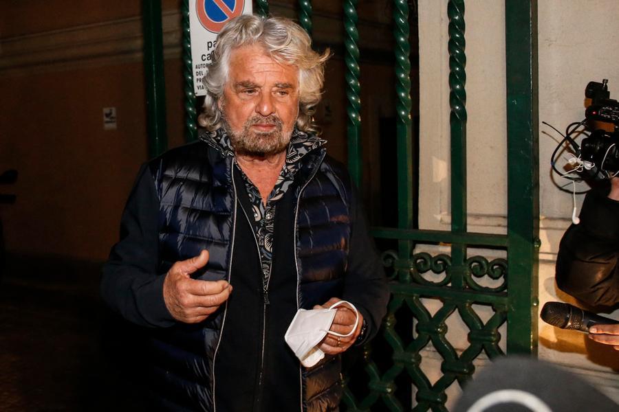 Beppe Grillo dimesso dall'ospedale di Cecina dopo una settimana di ricovero