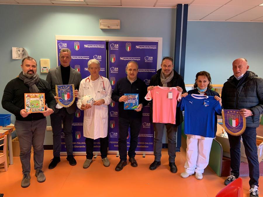 Magliette e palloni della Nazionale di calcio ai bambini ricoverati all’ospedale Ramazzini di Carpi con l’iniziativa “Natale in Pediatria”