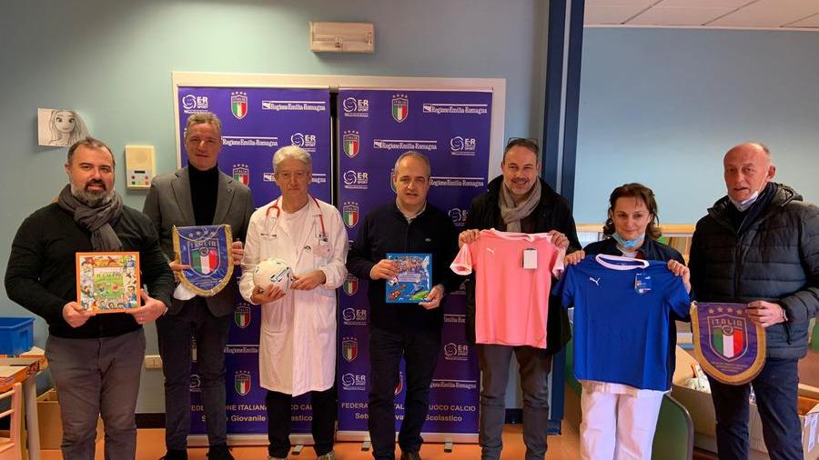 Magliette e palloni della Nazionale di calcio ai bambini ricoverati all’ospedale Ramazzini di Carpi con l’iniziativa “Natale in Pediatria”