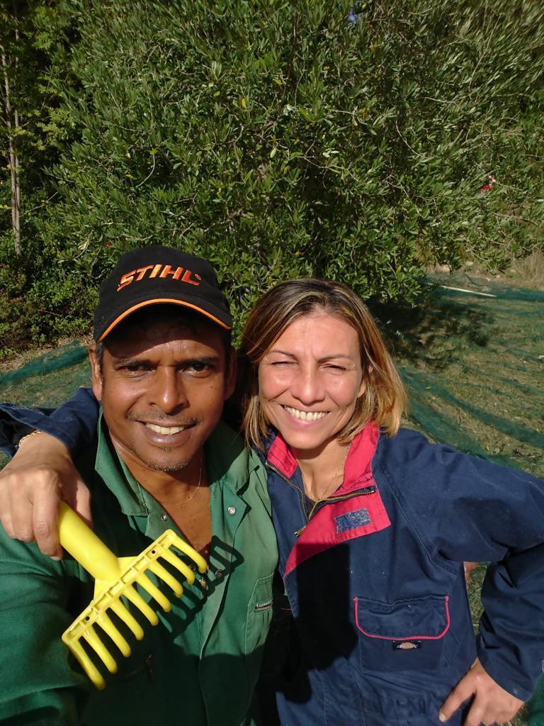 Pomarance, l’ingegnere caraibico e l’avvocata argentina agricoltori: «Qui nasce il nostro olio stellato»<br>
