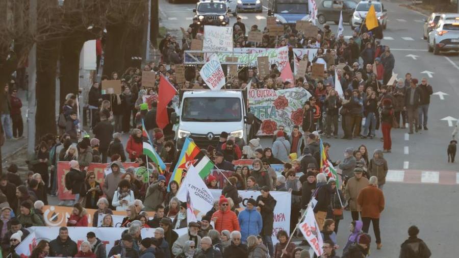 Il corteo a Carrara (foto Massimo Matelli)