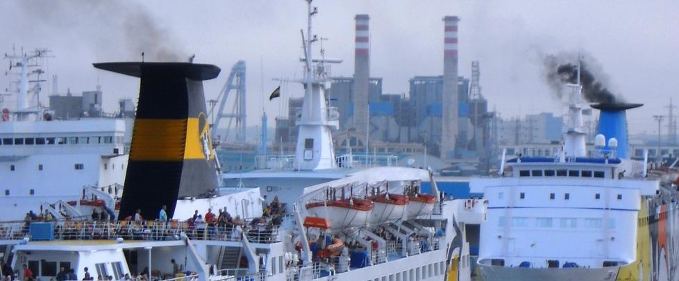 Livorno, stop ai combustibili inquinanti da due miglia al largo del porto