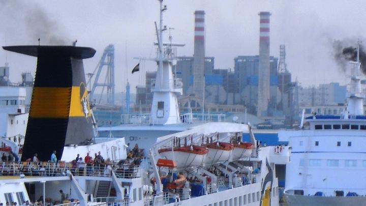 Livorno, stop ai combustibili inquinanti da due miglia al largo del porto