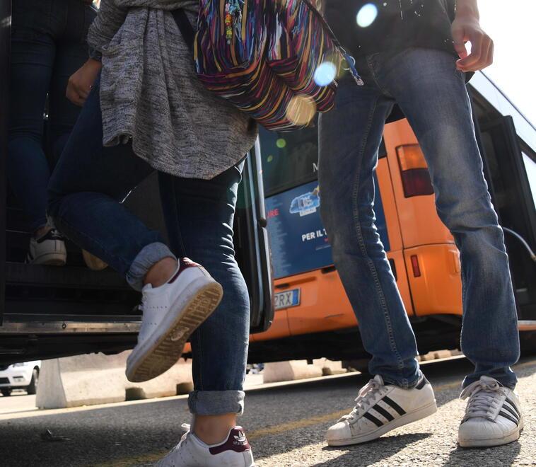 Pontedera, autista aggredito da alcuni studenti: bus accerchiato e botte sui vetri