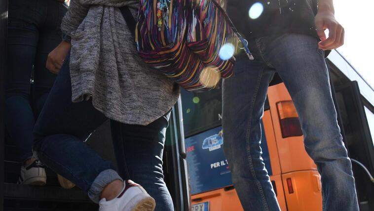 Pontedera, autista aggredito da alcuni studenti: bus accerchiato e botte sui vetri
