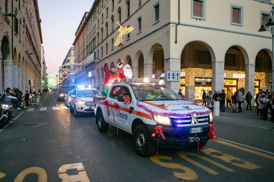 Livorno, Babbo Natale e il suo elfo arrivano in piazza Grande sul pick up Svs della protezione civile