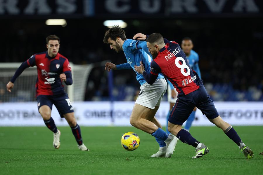 Un ottimo Cagliari ma non basta: il Napoli vince 2 a 1