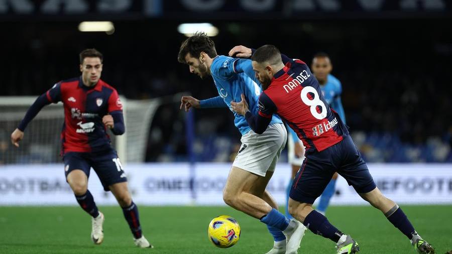 Un ottimo Cagliari ma non basta: il Napoli vince 2 a 1