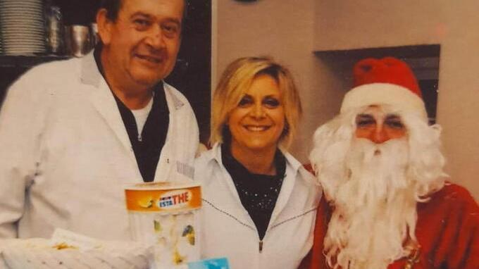 
	Ernestina e Paolo dietro il banco della gelateria

