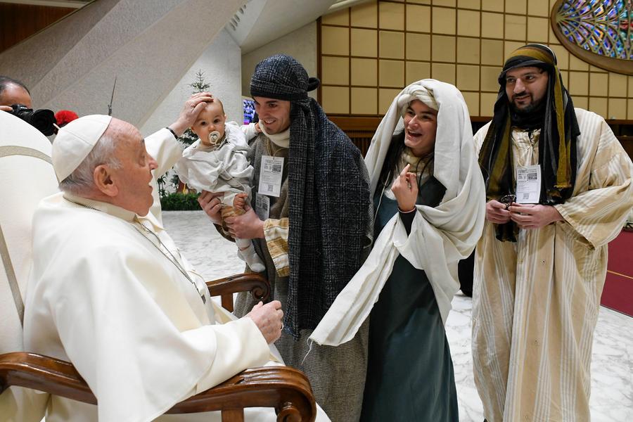 Papa Francesco e l’abbraccio al piccolo Leandro: è toscano il Gesù bambino del presepe vivente di Santa Maria Maggiore