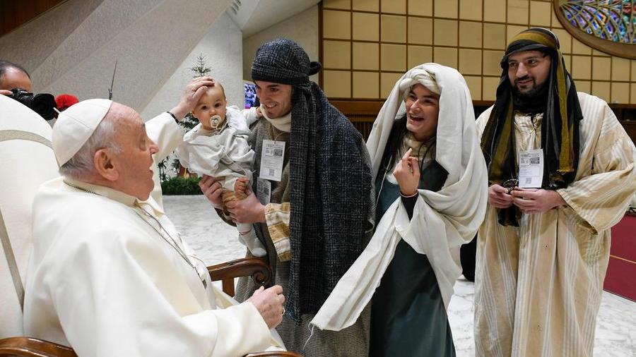 Papa Francesco e l’abbraccio al piccolo Leandro: è toscano il Gesù bambino del presepe vivente di Santa Maria Maggiore