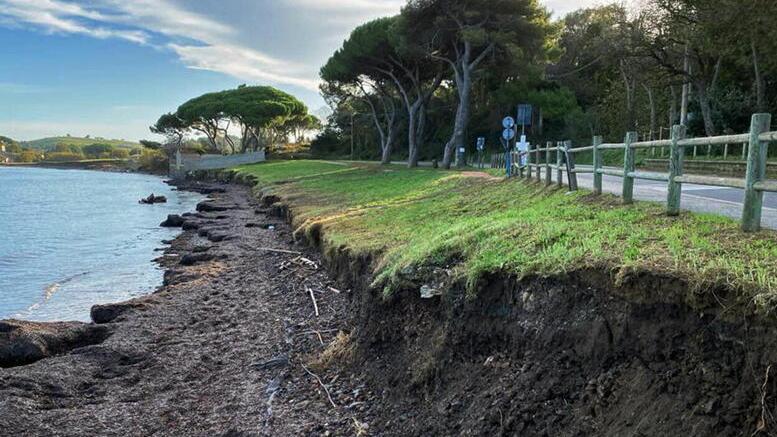 Erosione nel golfo di Baratti: da rifare il progetto del 2003