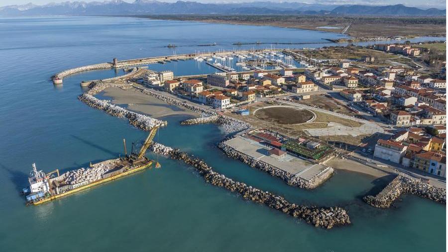 I lavori a Marina di Pisa (foto Fazio Muzzi)