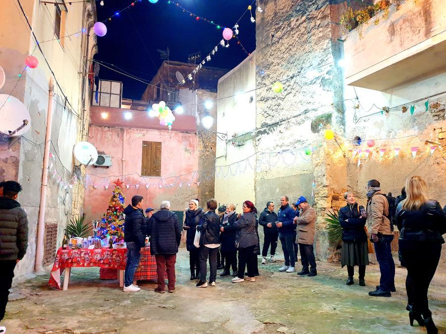 Sassari, l’albero di Natale dei residenti in piazzetta Ziu Cesaru