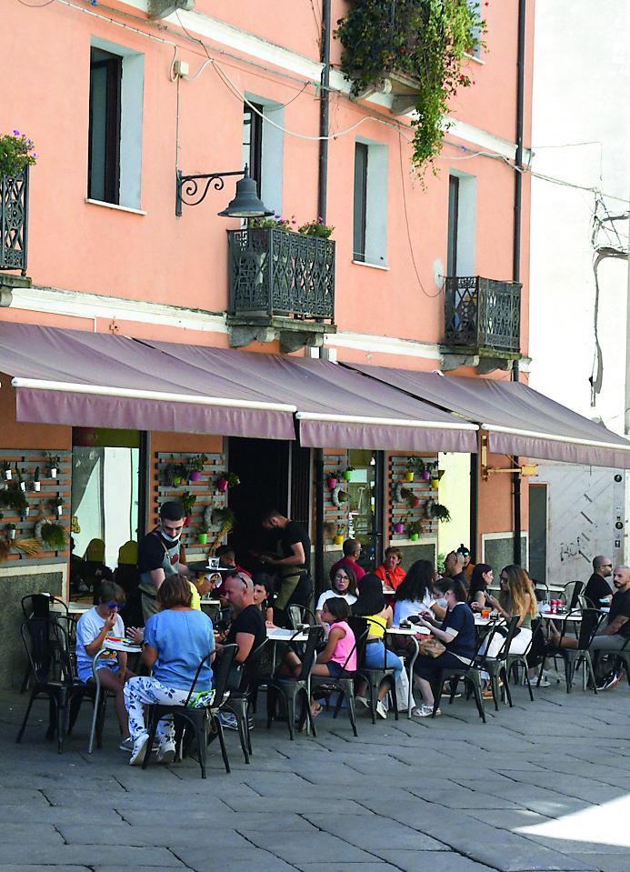 
	Sono tanti i caff&egrave; storici divenuti vere icone della citt&agrave;, come il bar Tettamanzi, gi&agrave; bar Majore, al Corso di Nuoro dal 1875

