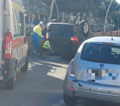 Livorno, auto ribaltata sul viale Nazario Sauro: soccorsi in due
