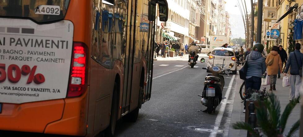 Livorno, dopo i lavori in via Marradi resta il caos sosta: «Se continua così rimuoviamo le auto»